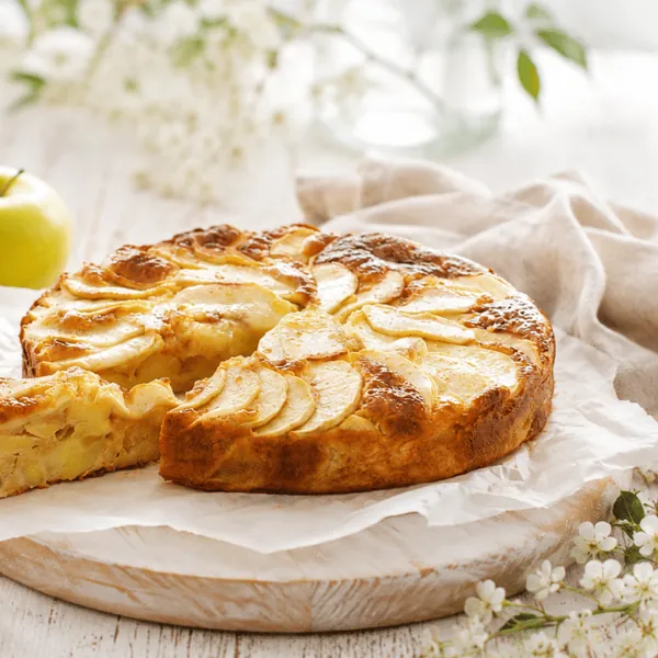 Almás pite, egy szelet kivágva